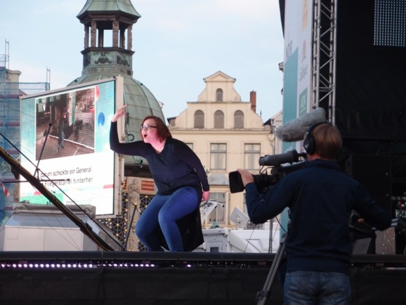 Foto: Laura M. Schwengber beim Gebärden eines Konzertes