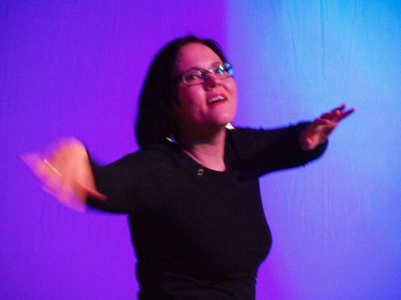 Foto: Laura M. Schwengber beim Gebärden