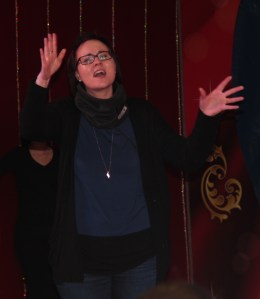 Foto: Laura M. Schwengber beim Gebärden