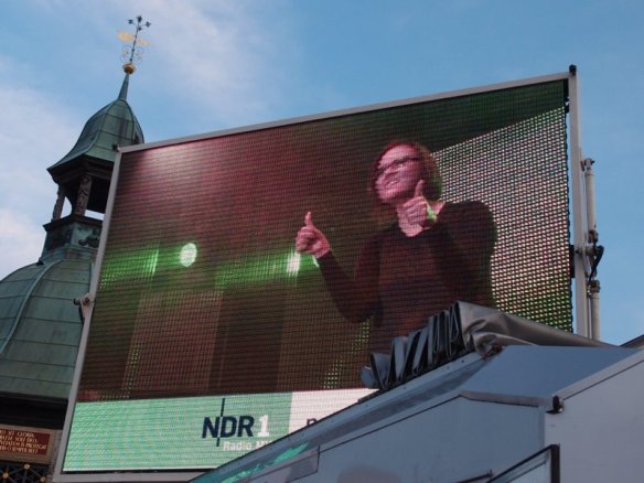 Foto: Laura M. Schwengber hält zwei Daumen in die Luft