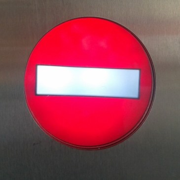 Foto: Roter Kreis mit weißer Querlinie, Zeichen für einen defekten Aufzug