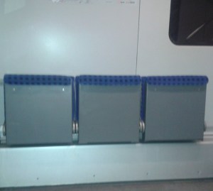 Foto: Drei freie Klappsitze in einem Regionalzug