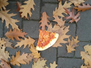 Foto: 2 Stücke Pizza liegen auf dem Boden