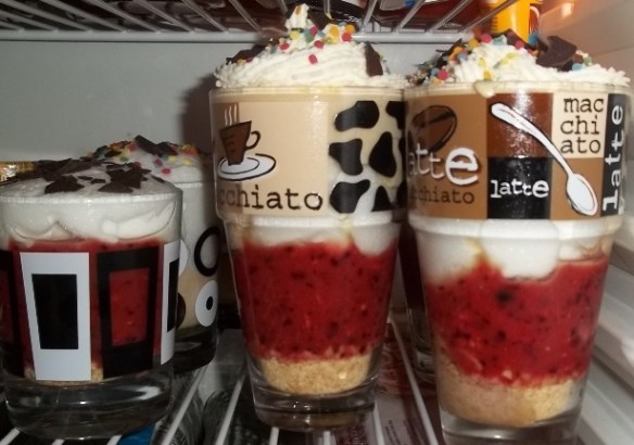 Foto: Gläser mit Fruchtdessert in Kühlschrank