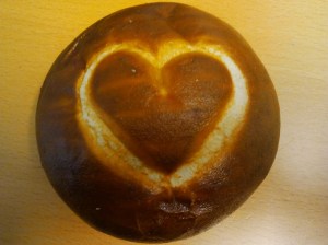 Foto: Laugenbrötchen, in dessen Oberseite ein Herz gestanzt ist