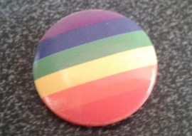 Foto: Runder Ansteckpin mit Regebogenfarben