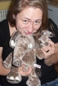 Foto: Nadine mit zwei Plüsch-Elefanten