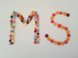 Foto: Viele bunte Knöpfe bilden die Buchstabenfolge MS