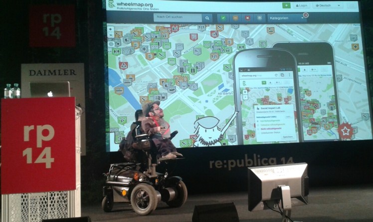 Foto: Raúl Krauthausen bei seinem Vortrag auf der re:publica 2014