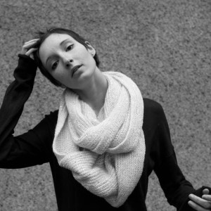 Foto: Junge Frau mit kurzen Haaren und einem weißen Wollschal