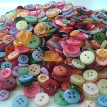 Foto: viele bunte Knöpfe auf einem Haufen