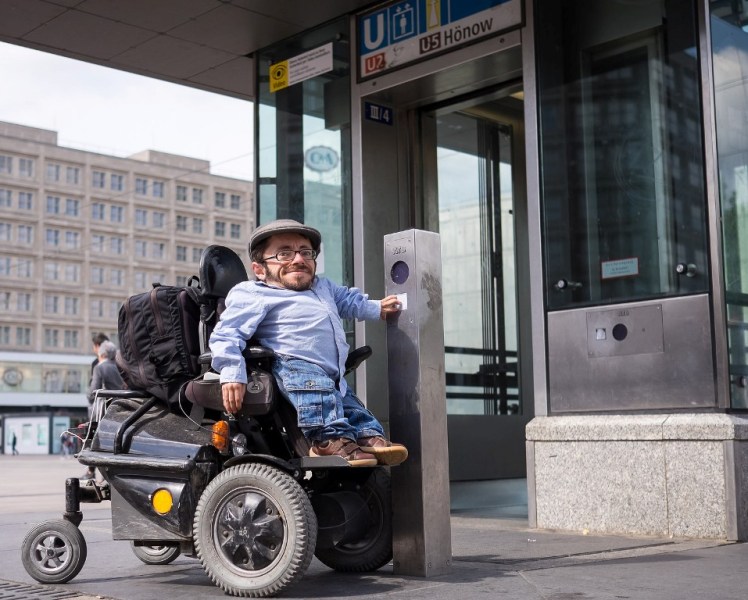 Foto: Rollstuhlfahrer Raúl Krauthausen vor einem Berliner Aufzug