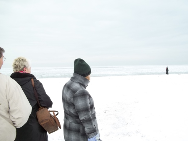 Foto: Nadine (mit Mütze) am verschneiten und vereisten Strand