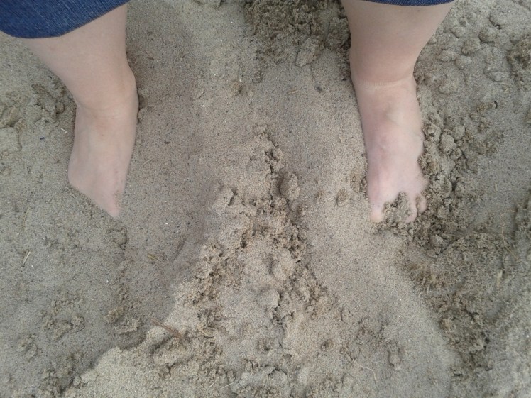 Foto: Füße in den Sand gegraben