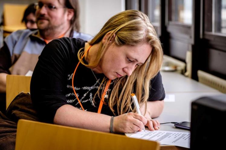 Foto: Nadine von NaLos_MehrBlick schreibt etwas beim #otc15