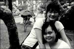 Foto: Zwei junge Frauen lächeln in die Kamera