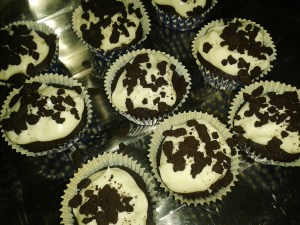 Foto: Mehrere Cupcakes mit Schokokeksstückchen oben drauf