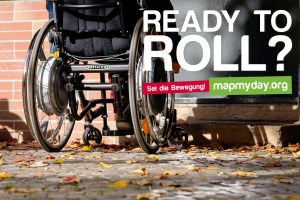 Foto: Rollstuhl vor einem Eingang mit Stufen